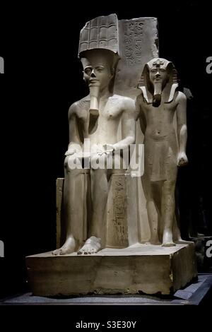 Torino, Italia-Febbraio 23,2019: Statua del faraone Horemheb con il dio Amun. Foto Stock