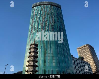 La Pagoda Cinese, nel centro di Birmingham in Inghilterra. La scultura di granito di circa 40 metri è stata donata alla città dai fratelli Wing Yip, fondatori di una catena di supermercati cinese locale. Foto Stock