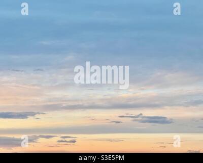 Romantico tramonto cielo, sfondo Foto Stock