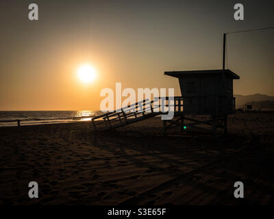 Stazione bagnino sulla spiaggia di Santa Monica al tramonto Foto Stock