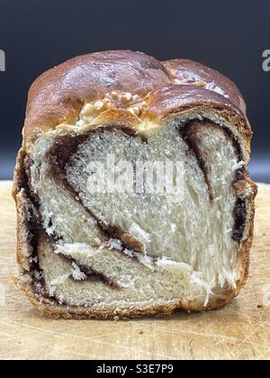 Vista dettagliata di un cozonac a fette, pane dolce rumeno fatto in casa Foto Stock