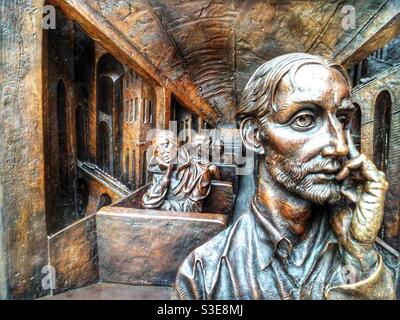 Dettaglio dal fregio di bronzo intorno alla base della scultura, ‘il luogo d’incontro’, alla stazione ferroviaria internazionale di St Pancras, Londra. Creato dal meraviglioso artista Paul Day. Foto Stock