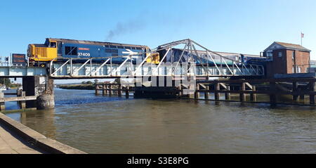 37409 @, ponte sospeso di Reedham Foto Stock