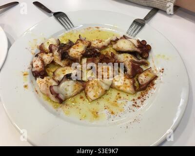 Polpo fritto in olio d'oliva servito in un tapas bar a Granada, Spagna Foto Stock