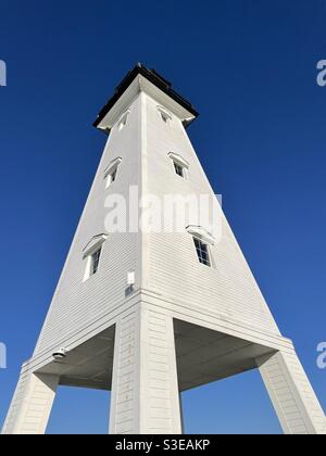 Guardando in su al faro replica di Ship Island a Gulfport Mississippi Foto Stock