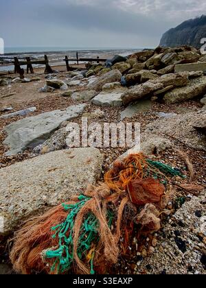 Rocce e ciottoli con corde colorate e usurate a vento sulla spiaggia di Petter Level, Kent UK Foto Stock