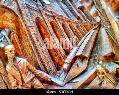 Particolare del fregio di bronzo alla base della scultura, ‘il luogo d’incontro’, nella stazione ferroviaria internazionale di St Pancras, Londra. Creato dall'eccellente artista Paul Day. Foto Stock