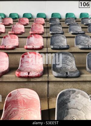 Posti vuoti in uno stadio di calcio Foto Stock