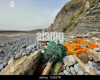 Vecchie reti da pesca lavate su una spiaggia gallese - rifiuti di plastica. Foto Stock