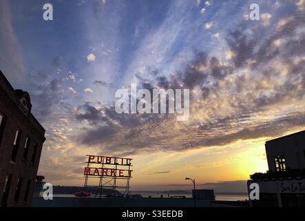 Seattle, USA 1 aprile 2021. Tramonto sul famoso mercato al neon Pike Place con un cielo spettacolare. Foto Stock