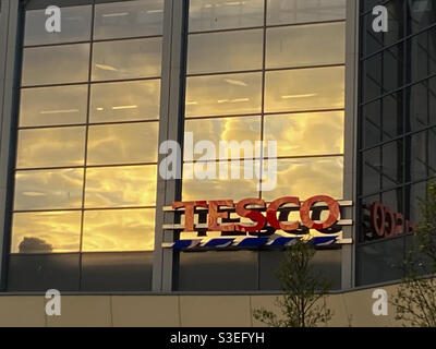 Aberystwyth, Galles Occidentale, Regno Unito, lunedì 5 aprile 2021. Tempo: Una bella goldenhour riflessa sulle finestre di Tesco ad Aberystwyth. Credito fotografico ©️ Rose Voon / Alamy Live News. IO Foto Stock