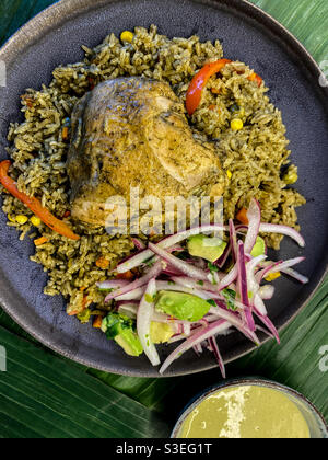 Arroz con pollo peruano/ pollo peruviano e riso Foto Stock