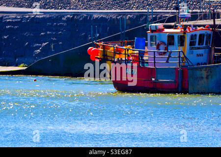 Aberystwyth, Galles occidentale, Regno Unito. Lunedì 5 aprile 2021. Tempo: Mari soleggiati e scintillanti vicino alla barca da pesca ad Aberystwyth. Credito fotografico ©️Rose Voon /Alamy Live News. Foto Stock