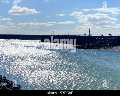 Aberystwyth, Galles occidentale, Regno Unito. Lunedì 5 aprile 2021. Tempo: Una giornata di sole e splendidi riflessi scintillanti del sole scintillano sul mare. Credito fotografico ©️ Rose Voon / Alamy Live News Foto Stock