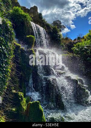 Bowood Gardens cascata Foto Stock