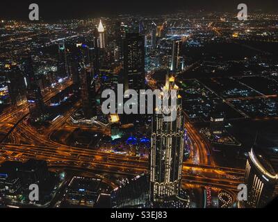Vista notturna della città di Dubai dalla torre Burj Khalifa, Emirati Arabi Uniti. Foto Stock