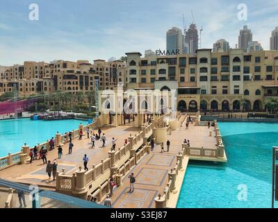 Vista dal Dubai Mall al ponte sulla Fontana di Dubai e il quartiere dello shopping Souk al Bahar, Emirati Arabi Uniti. Foto Stock