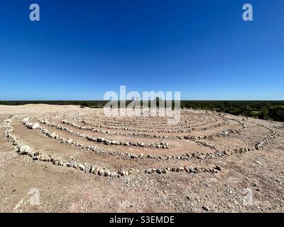 Vista panoramica di un labirinto di pietra messo a mano contro il cielo blu limpido al primo punto panoramico di Shaft a Lightning Ridge, New South Wales, Australia Foto Stock