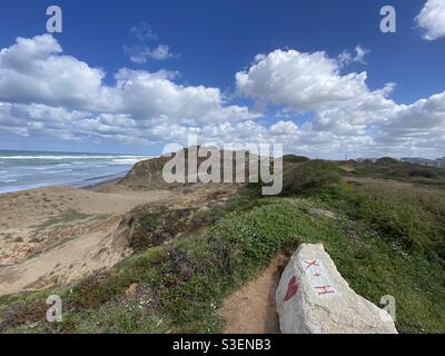 La splendida costa mediterranea sulla spiaggia di Tel Baruch in Israele. Foto Stock