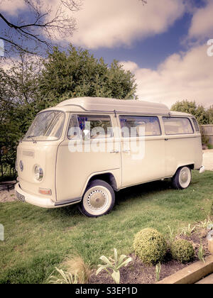 Van VW camper degli anni '70 parcheggiato sull'erba Foto Stock