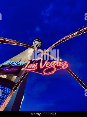 Benvenuto all'insegna di Las Vegas che si trova a cavallo del viale Las Vegas, con l'iconica torre dello Stratosphere Casino. Foto Stock