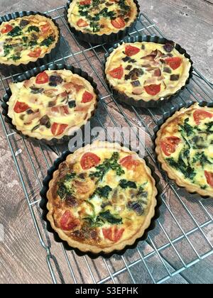 Quiches fatti in casa che raffredda su una teglia da forno Foto Stock