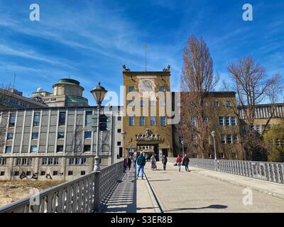 Ponte che conduce al Deutsches Museum sul fiume Isar a Monaco, Germania. Foto Stock