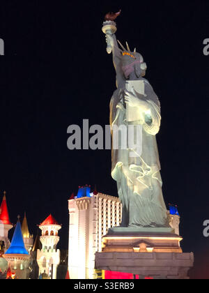 Las Vegas, Stati Uniti. 15 aprile 2021. A tarda notte sulla Strip di Las Vegas, la Statua della libertà al circo con indosso una maschera Covid. Foto Stock