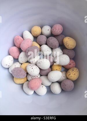 Ciotola di mini uova di cioccolato di Pasqua Foto Stock