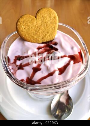 Mousse di fragole con biscotto a forma di cuore. Foto Stock