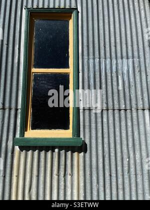 Finestra verde e cornice gialla in un muro di ferro ondulato al Pioneer Village di Inverell, nuovo Galles del Sud, Australia Foto Stock