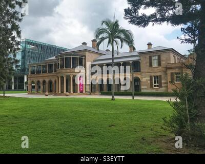 Il Kidney Lawn e la Old Government House presso la Queensland University of Technology di Brisbane, Australia Foto Stock