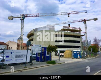 Nuovo parcheggio costruito in cemento, Sopron, Ungheria Foto Stock