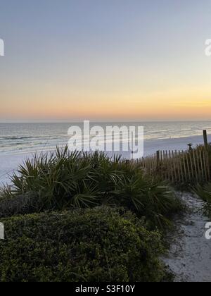 Tramonto sull'acqua del Golfo del Messico a Seaside Florida spiaggia di sabbia bianca Foto Stock