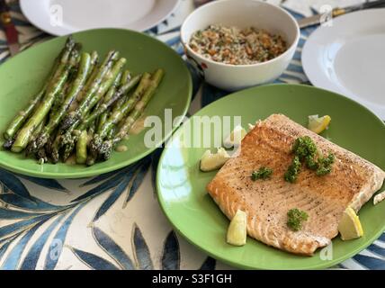 Piatto di riso con asparagi di salmone Foto Stock