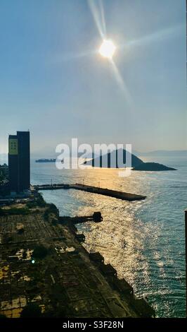 Vista dell'isola del parco nel porto di Victoria dalla città Kennedy di Hong kong. Foto Stock