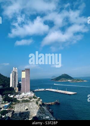 Vista dell'isola del parco nel porto di Victoria dalla città Kennedy di Hong kong. Foto Stock