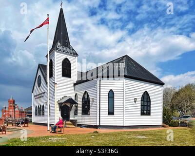 La storica chiesa norvegese sul lungomare di Cardiff Bay, Galles Foto Stock