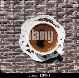 Una tazza di caffè turco fotografata dall'alto Una paglia opaca Foto Stock