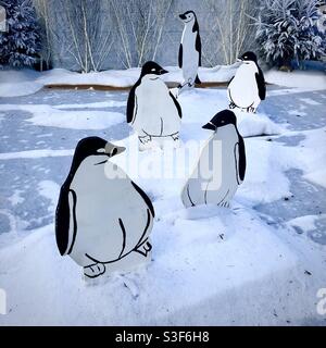 Pinguini tagliati in legno in esposizione esterna di Natale, Chatellerault, Vienne, Francia. Foto Stock