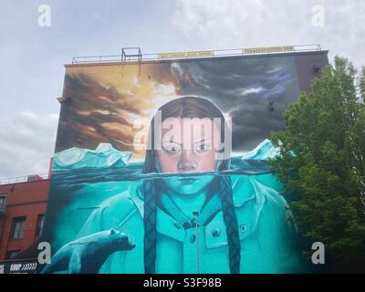 Greta Thunberg dipinse sul lato di un edificio al largo di North Street, Bedminster, Bristol, UK - attivista per il cambiamento climatico - dipinto da Jody Thomas artista - preso maggio 2021 - attivista - cambiamento climatico Foto Stock