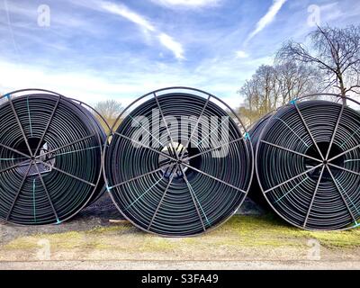 Rotoli di cavo in fibra ottica per l'installazione nella città di Preuilly-sur-Claise (37), Francia. Foto Stock