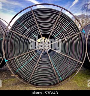 Rotolo di cavo in fibra ottica per l'installazione nella città di Preuilly-sur-Claise (37), Francia. Foto Stock