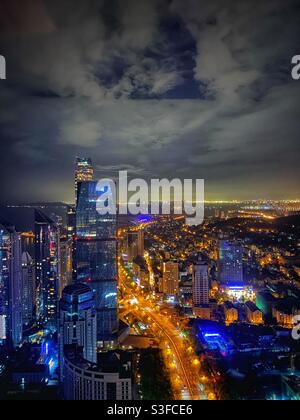 Qingdao, Cina - 17 Maggio 2021: Il paesaggio urbano di Qingdao di notte. Foto Stock