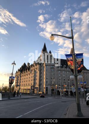 Chateau Laurier Fairmont Hotel a Ottawa, la capitale del Canada, illuminato dal tramonto, maggio 2021 Foto Stock