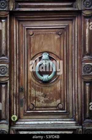 Porta ornata a Reus, Catalogna, Spagna. Foto Stock