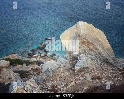 Rocce e grandi pietre sulla costa settentrionale dell'isola di Skiathos, Grecia. Foto Stock