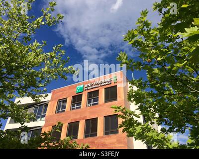BNP Paribas personal finance logo e firma sul palazzo degli uffici nel Sofia Business Park, Sofia, Bulgaria, Europa dell'Est, UE Foto Stock