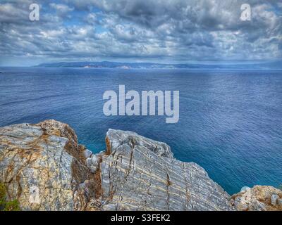 Costa del mare con scogliere a nord dell'isola di Skiathos, Grecia. Foto Stock