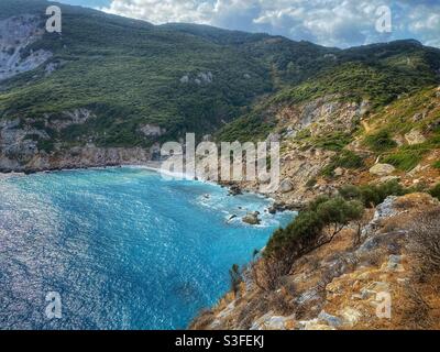Vista sulla spiaggia di Lalaria circondata da scogliere a nord dell'isola di Skiathos. Foto Stock